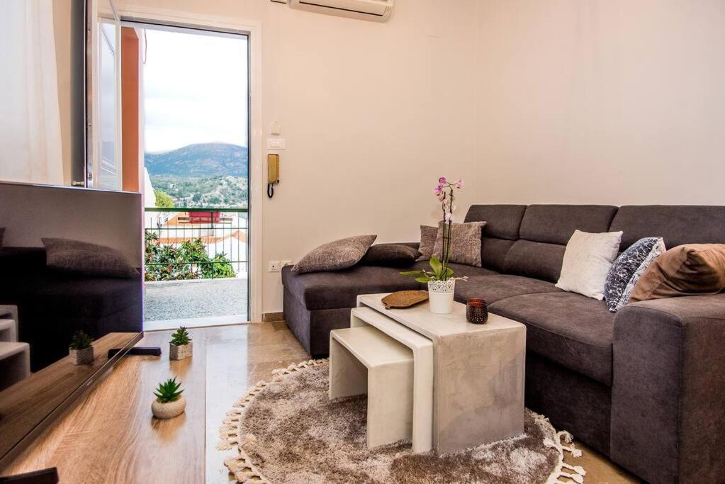 Kurti Apartments 阿尔戈斯托利翁 外观 照片